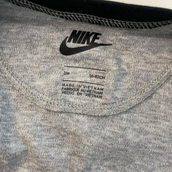 NEW Nike Footie Pajamas Baby Boy Size 3mo 3 Months Gray Sneakers Print Sleeper - Picture 10 of 12